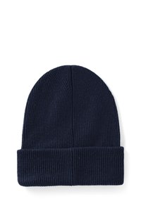 Námořnická modrá pletená čepice s ribbovanou texturou a ohrnutým lemem. Má hladký povrch bez dalších vzorů nebo akcentů.