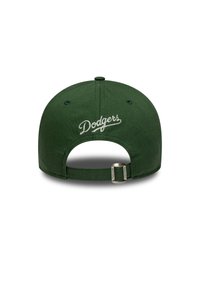 Πράσινο καπέλο με το λογότυπο "Dodgers" κεντημένο με λευκή καλλιγραφική γραμματοσειρά στο πίσω μέρος. Ρυθμιζόμενος ιμάντας με μεταλλική αγκράφα, κατασκευασμένο από υφασμάτινο υλικό.