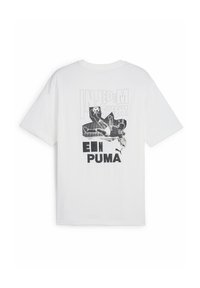 Bílá krátkozávěsá tričko s grafickým designem a textem "IN JEDEM STECKT EIN PUMA" a ilustrací fotbalisty v černé barvě.
