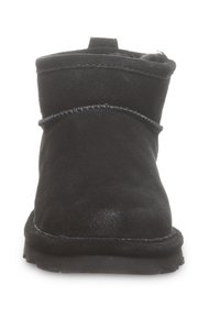 Schwarze Wildleder-Ankelboots mit einer abgerundeten Zehenpartie, minimalen Nähdetails und einer strukturierten Sohle. Verfügt über eine kleine Schlaufe auf der Rückseite für einen einfachen Einstieg.