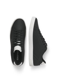 Sorte sneakers med en glat syntetisk overdel, hvid sål og kontrasterende hvide detaljer på hælen og tungen; snørebåndsdesign.