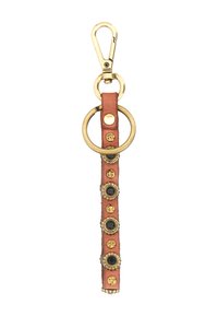 Portachiavi in pelle marrone con gancio dorato, dotato di un anello ovale e borchie decorative in oro e nero lungo la tracolla.