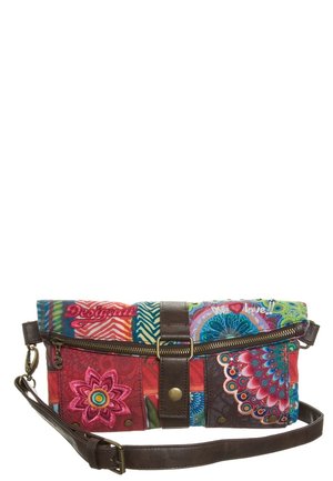 Pochette patchwork colorée avec motifs floraux et géométriques, bandoulière en cuir marron, et détails de fermeture éclair et boucle dorés.