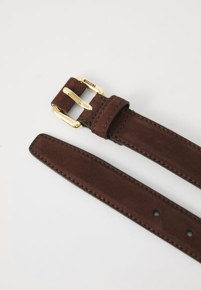 Bruine leren riem van suede met een gouden metalen gesp, rechthoekige vorm en zichtbare stiksels. Merkennaam "MOSCHINO" is bij de gesp in relief aangebracht.