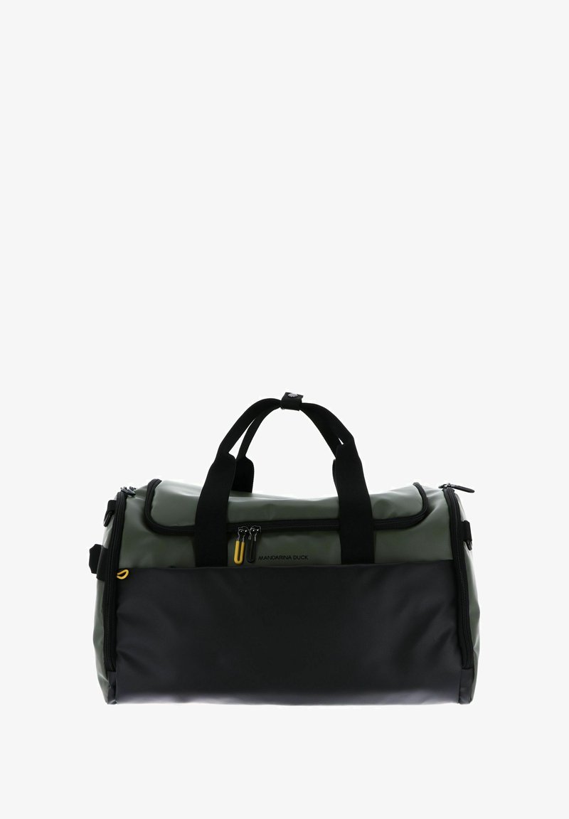 Sac de sport vert et noir en matériau durable. Dispose de deux poignées supérieures, d'une poche zippée, d'un accent de fermeture éclair jaune et d'une forme arrondie.