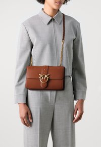 Pinko LOVE ONE CLASSIC - Geantă crossbody - cuoio/antique gold