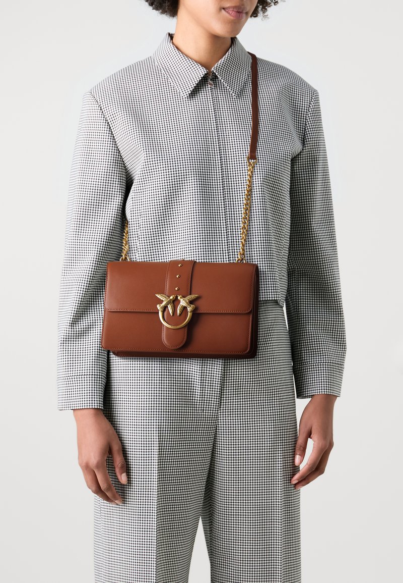 Pinko LOVE ONE CLASSIC - Geantă crossbody - cuoio/antique gold