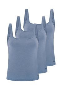 Drie lichtblauwe tanktops met brede banden en een vierkante halslijn, gemaakt van zachte stof, met een subtiele merkl logo op de zoom.