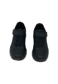 Scarpe Skechers nere dal design elegante, caratterizzate da una cintura in velcro, mesh testurizzato e dettagli perforati sulla parte superiore per una maggiore traspirabilità.