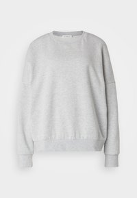 Sudadera gris claro con un cuello redondeado, hombros caídos y puños de canalé. Tela suave y texturizada, con un ajuste ligeramente holgado.