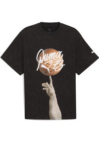 Sort bomulds T-shirt med grafisk motiv af en hånd, der balancerer en basketball. Hvid "Puma"-logo og skjortens detaljer fremhæver designet.