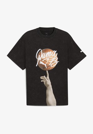 Zwarte katoenen t-shirt met een afbeelding van een hand die een basketbal balanceert. Witte "Puma"-logo en accenten op het shirt benadrukken het ontwerp.