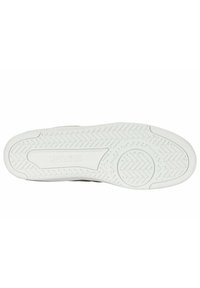 Semelle de sneaker K-Swiss avec un fond en caoutchouc blanc, présentant un motif en chevrons, des bords lisses et un logo estampé près du talon.