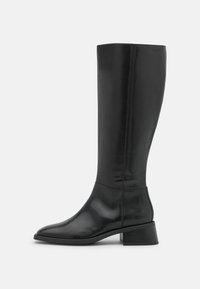 Botas de cuero negro hasta la rodilla con un acabado suave, punta afilada y tacón cuadrado, que presentan líneas limpias y un detalle mínimo.