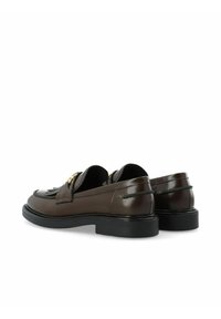 Bruine leren loafers met een slank ontwerp, voorzien van decoratieve franjes en gouden hardwareaccenten, op een zwarte rubberen zool.