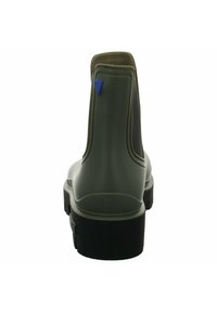 Botas de goma verdes hasta el tobillo con un lado elástico negro texturizado, un acento azul cerca del talón y una suela negra estriada.