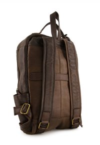 Brązowy skórzany plecak o teksturowanym wykończeniu, z regulowanymi, wyściełanymi paskami, podwójnymi uchwytami na górze oraz złotymi akcentami metalowymi.