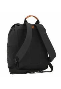 Sort rygsæk med glat stof, polstret mesh-bag, læderhåndtag, justerbare stropper og sidelomme til ekstra opbevaring.