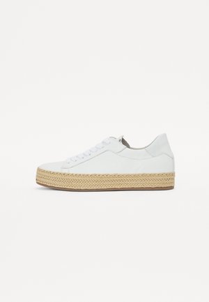 Hvid lav sneaker med hvide snører og en tyk beige vævet rebssål mod en ensfarvet hvid baggrund.