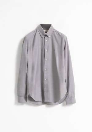Camisa gris de botones con cuello, de mangas largas y dobladillo redondeado. Fabricada con una tela texturada, presenta botones blancos y un sutil logo.