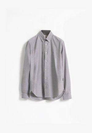 Camisa gris de botones con cuello, de mangas largas y dobladillo redondeado. Fabricada con una tela texturada, presenta botones blancos y un sutil logo.