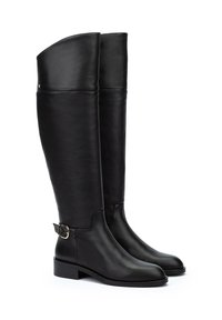 Botas de cuero negras hasta la rodilla con punta redonda, tacón plano y un toque de hebilla dorada en el costado. Textura suave y ajuste entallado.