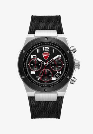 Chronografové náramkové hodinky s čiernym textúrovaným ciferníkom, bielymi číslicami, červenými akcentmi, tromi subciferníkmi, dátumovým okienkom na pozícii 4 hodín, strieborným puzdrom a čiernym tkaným remienkom.