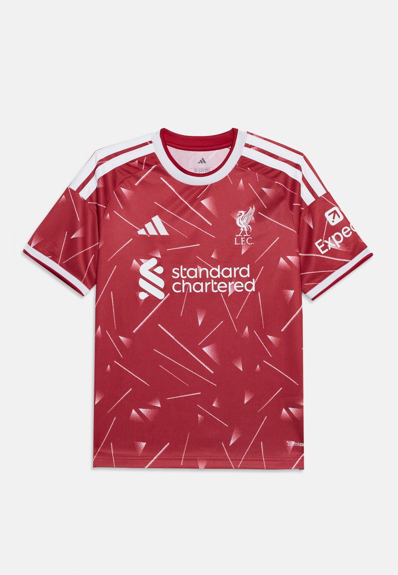 Maillot de football rouge du Liverpool FC avec des motifs géométriques blancs, des bandes blanches Adidas sur les épaules, et les logos Standard Chartered et Expedia.
