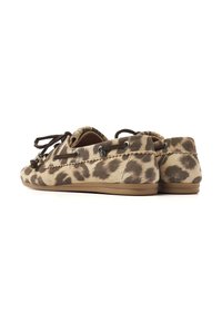Mokassins mit Leopardenmuster in Beige und Braun, aus Wildleder, mit runder Zehenpartie, Schnürung an der Vorderseite und flacher Gummisohle.