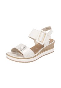 Sandales compensées blanches avec une sangle en métal argenté, un accent texturé, une large boucle et une semelle rembourrée ; conçues pour le confort et le style.