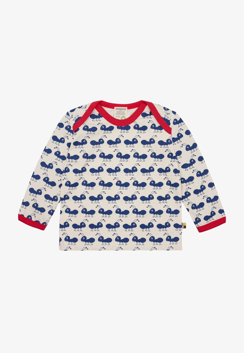 Langarmhemd aus cremefarbener Baumwolle mit rotem Kragen und Bündchen; weist ein wiederkehrendes blaues Ameisenmuster über den Stoff auf.