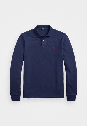 Mornarsko polo majica dugih rukava od mekog materijala, s tri dugmeta na prednjoj strani, rebrastim manžetama i malim crvenim logom na lijevoj strani prsnog koša.