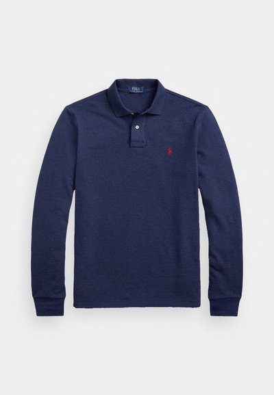 Marineblauwe polo met lange mouwen van zacht materiaal, voorzien van een drieknoopsluiting, geribde manchetten en een klein rood logo op de linkerkant van de borst.
