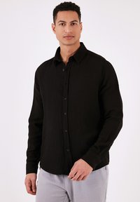 REGULAR FIT - Marškiniai - black
