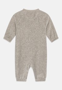 Miękki szary, długosleeve'owy kombinezon dla niemowląt z elastycznymi mankietami na rękawach i kostkach, pokazany od tyłu na białym tle.