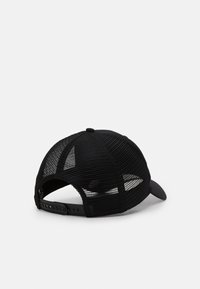 Schwarze Kappe mit festem Vorderteil und Netzrücken. Mit gebogenem Schild und verstellbarem Snapback-Verschluss. Strukturierte Materialien im gesamten Design.