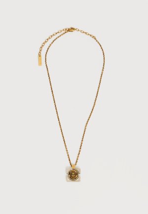 Colier din lanț auriu cu un pandantiv pătrat care prezintă un emblemă în relief cu capul Meduzei în centru.