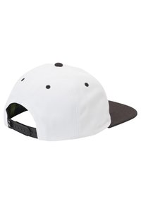 Gorra de béisbol blanca con visera negra, textura de tela, cinco ojales negros y una correa ajustable de plástico negro en la parte posterior.