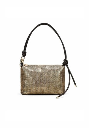 Bolso rectangular metálico dorado con acabado texturizado, correa de cuero negra con detalle de nudo, pequeño acento de hardware dorado.