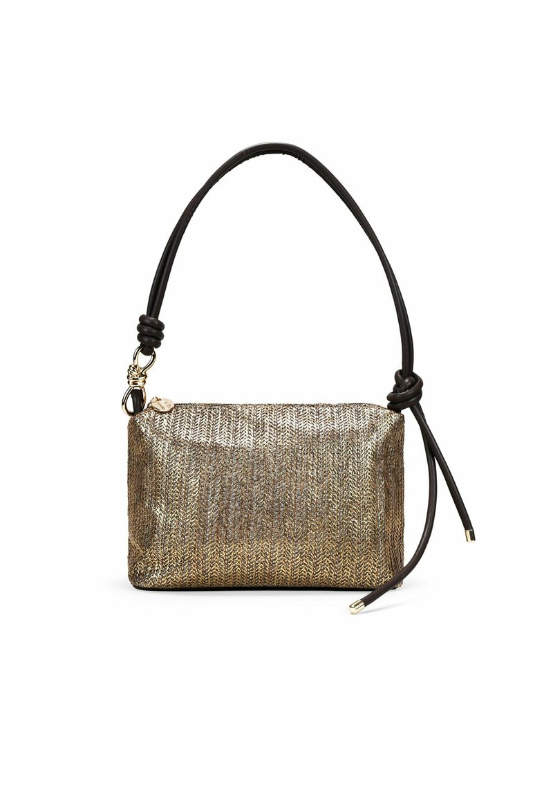 Bolso rectangular metálico dorado con acabado texturizado, correa de cuero negra con detalle de nudo, pequeño acento de hardware dorado.