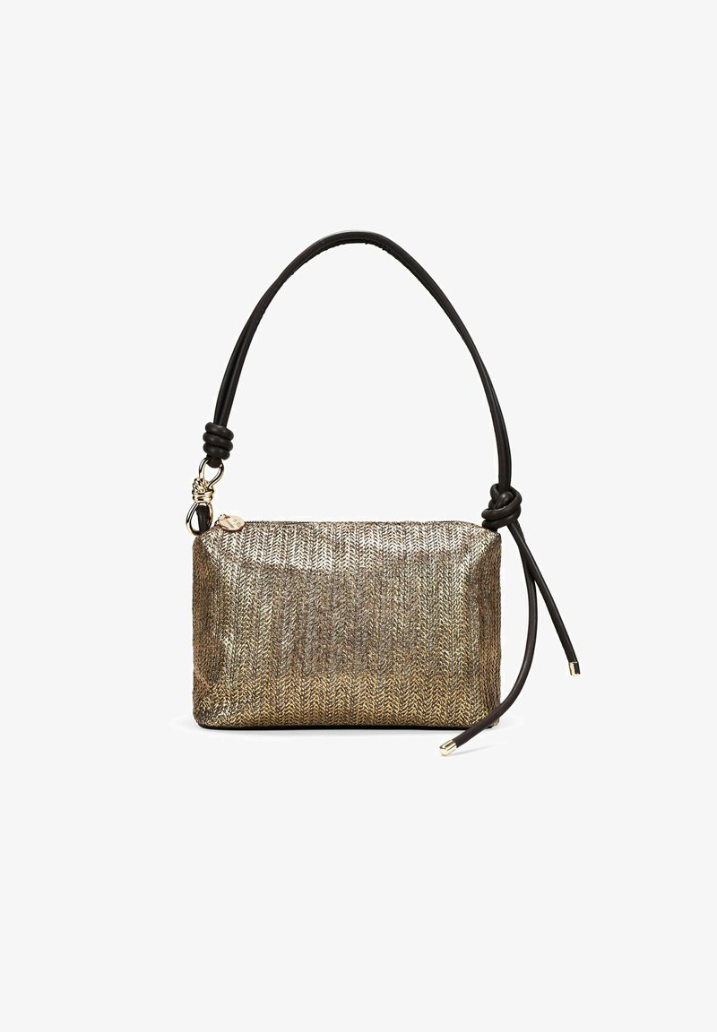 Bolso rectangular metálico dorado con acabado texturizado, correa de cuero negra con detalle de nudo, pequeño acento de hardware dorado.