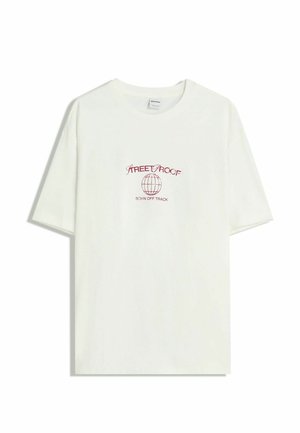 Hvid bomulds t-shirt med korte ærmer og rund hals. Rød grafisk print med teksten "STREET PROOF" og et globusdesign på brystet.