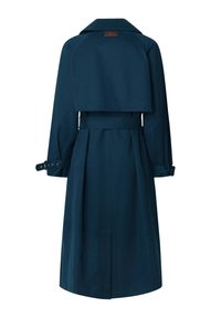 Trench-coat long bleu marine avec ceinture à la taille, brides aux poignets et empiècement arrière, vu de dos sur fond blanc.
