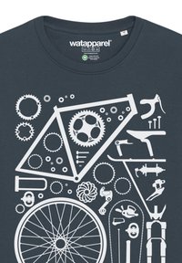 Marineblauwe t-shirt met witte graphics van fietsonderdelen, waaronder tandwielen, wielen en gereedschappen, in een gestructureerde indeling.