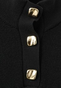 Črna tkanina z teksturo, z ovratnikom brez pravega ovratnega roba, z tremi kvadratnimi gumbi iz zlatih kovinskih materialov spredaj. Detajl ovratnika v bližnjem posnetku.