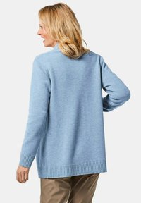 Helleblaue langärmlige Strickjacke aus weichem Material, mit geripptem Saum und Bündchen, im entspannten Schnitt und mittellanger Gestaltung.