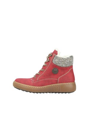 Bottines en cuir rouge avec une semelle marron texturée, présentant un col à motifs, des œillets en métal et une doublure en fausse fourrure pour plus de chaleur.