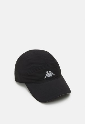 Casquette noire avec un design structuré, fabriquée en tissu léger. Elle présente un logo argenté à l'avant et une visière courbée.