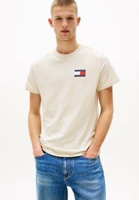 Tommy Jeans - SLIM ESSENTIAL FLAG TEE - T-shirts print - beige Miniaturebillede 1