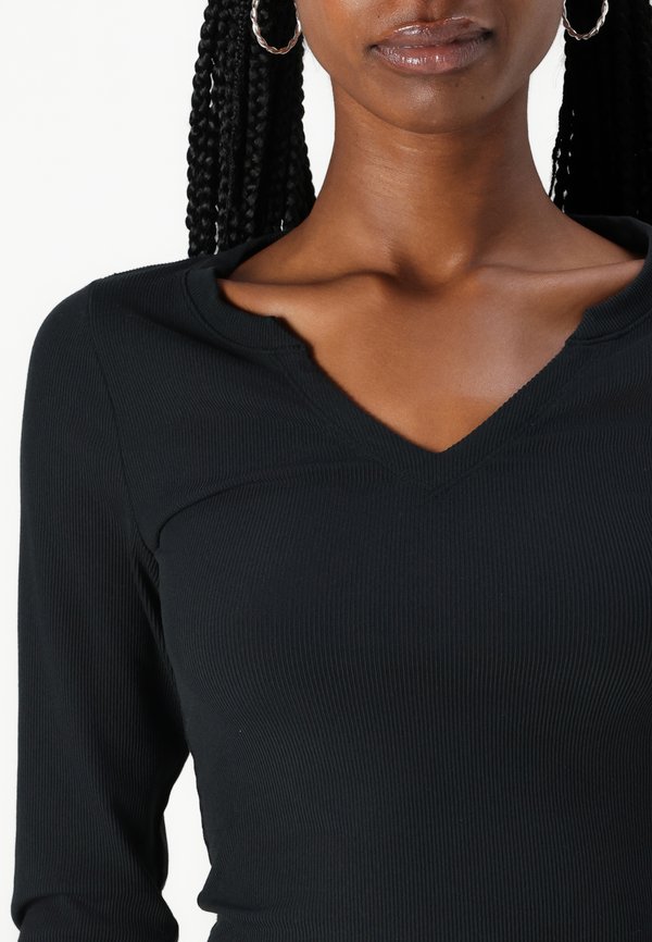 Ribbbed Seamless Fabric Notch-Neck Top - Long sleeved top2